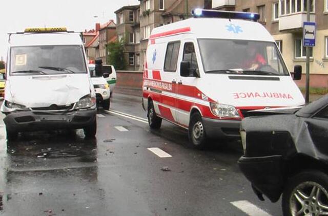 Lietingą rytą miesto gatvėse daužėsi automobiliai