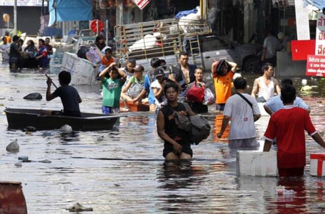 Potvyniai Tailande pasiekė sostinės oro uostą