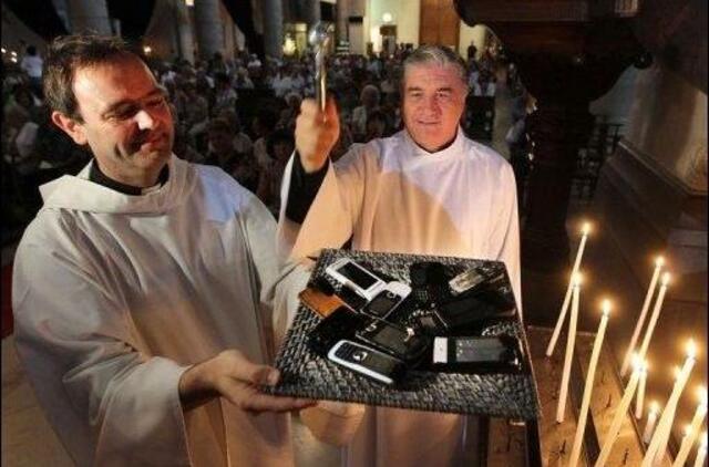 Prancūzijos dvasininkas šventina mobiliuosius telefonus