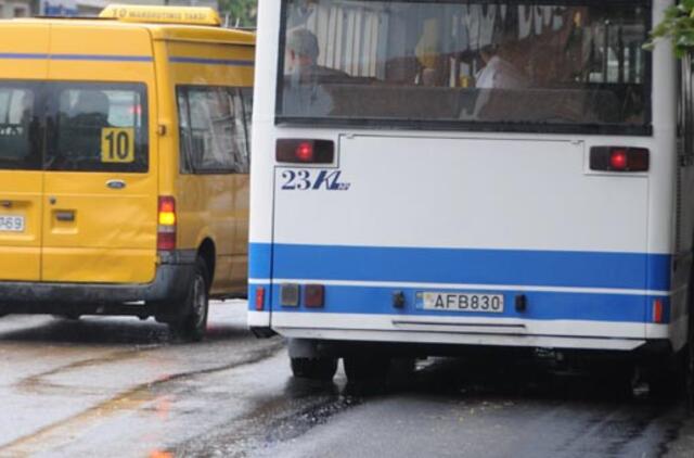 Prašo pagalbos dėl sužalotos autobuso keleivės