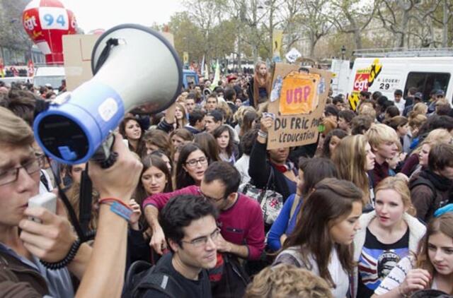 Tūkstančiai prancūzų išėjo į gatves, protestuodami prieš vyriausybės taupymo planus