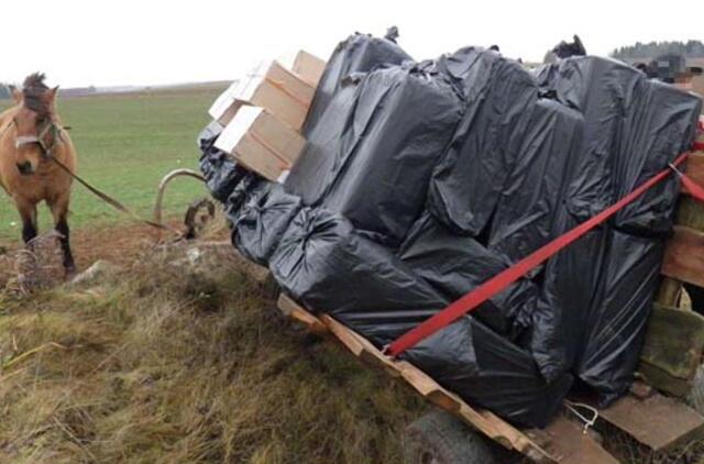 Arklys traukė vežimą su kontrabandinėmis cigaretėmis
