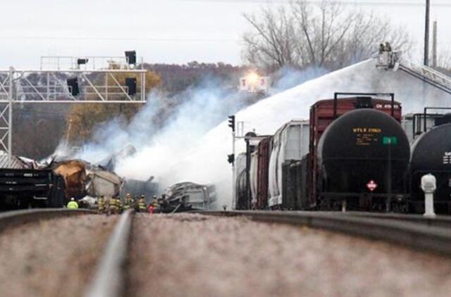 Čikagos priemiestyje nuo bėgių nuriedėjo ir užsidegė traukinys