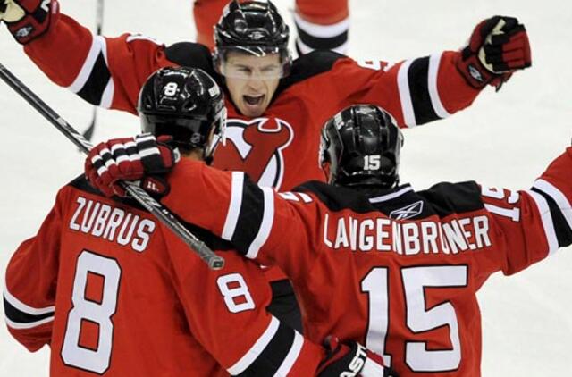 Dainius Zubrus per rungtynes su "Maple Leafs" įmušė įvartį