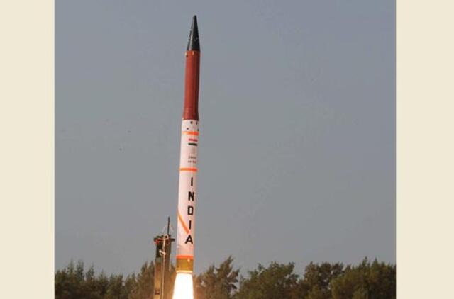 Indija išbandė naują vidutinio nuotolio raketą, galinčią nešti branduolinį užtaisą