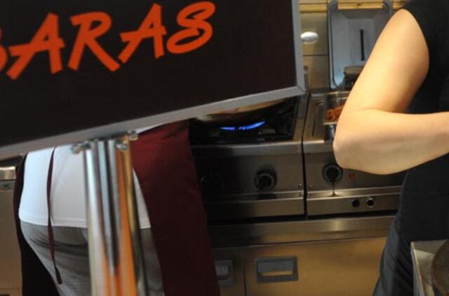 Jaunuolis barmenę pargriovė ant grindų