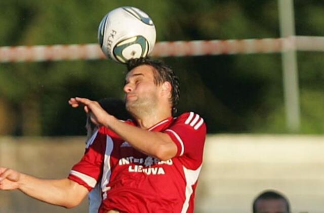 Kamuolio smūgiavimas galva gali pažeisti smegenis