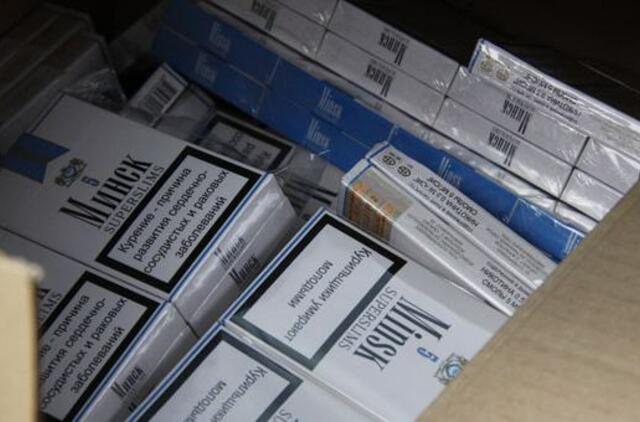 Kontrabandinių cigarečių naikintojai įtariami rūkalus pardavę