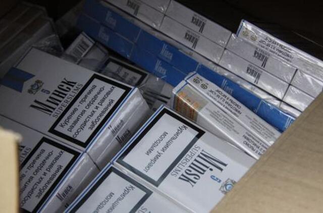 Kontrabandinių cigarečių naikintojai įtariami rūkalus pardavę