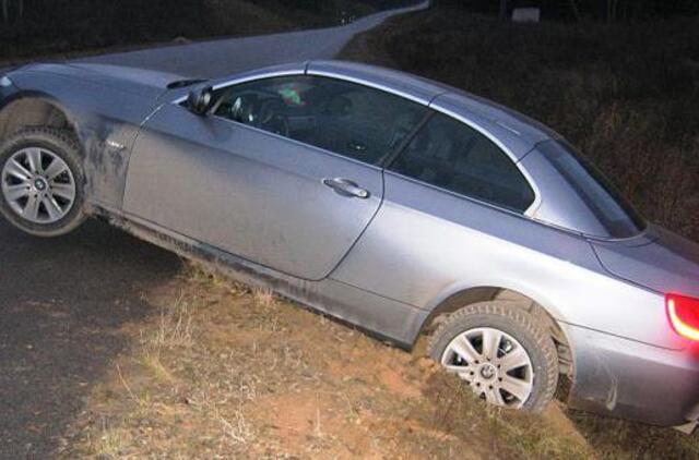 Mašinvagis naują BMW nuvairavo į griovį
