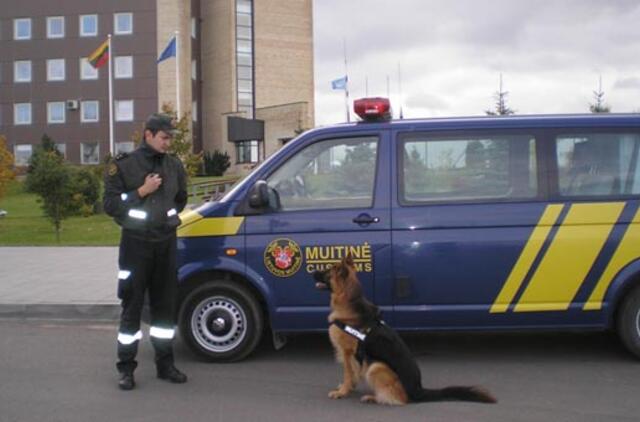 Muitinės kinologai su šunimis narkotikų aptinka ir televizoriuose