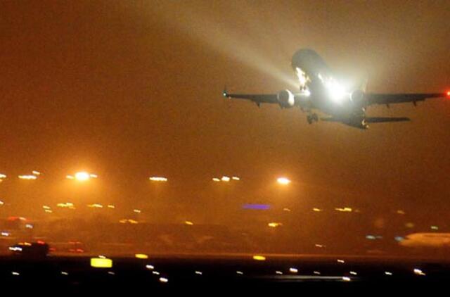 Po avarinio lėktuvo nusileidimo atidarytas tarptautinis Varšuvos oro uostas