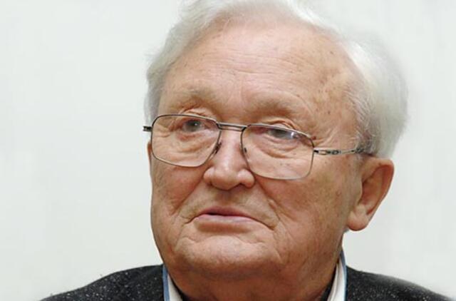 Prezidentė 80-ojo jubiliejaus proga pasveikino žurnalistą Algimantą Čekuolį