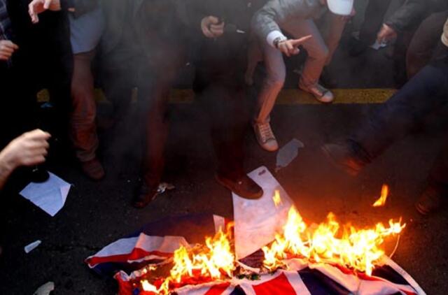 Protestuotojai Irane įsilaužę į britų ambasadą įkaitais paėmė 6 darbuotojus