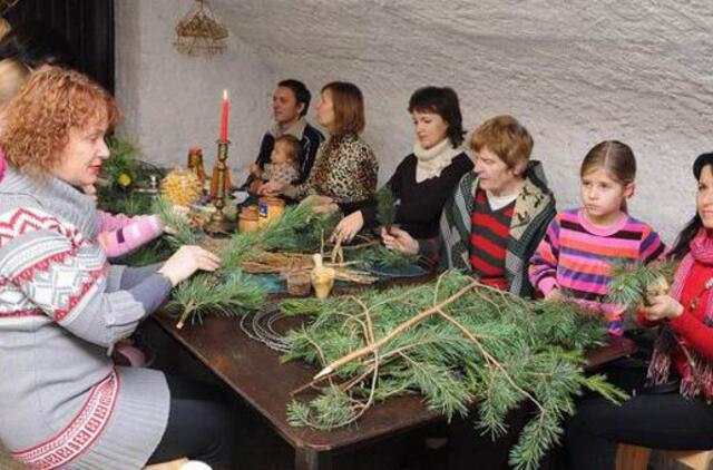 Šeimos mokosi pinti Advento vainikus