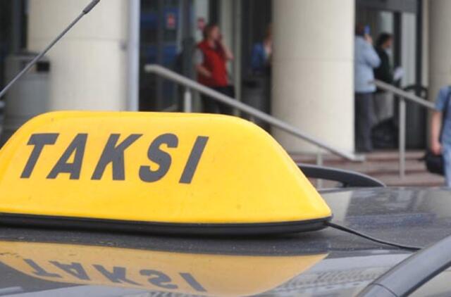 Taksistas moterį apiplėšė negavęs pinigų už parvežtą girtą sūnų