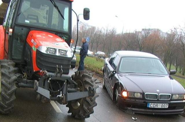 Traktorius Baltijos prospekte sulamdė BMW