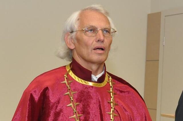 Vladas Žulkus mano, kad turi likti rektoriaus poste