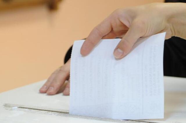 Balsuoti atėjo vilkėdami maudymosi kostiumus