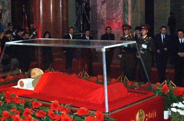 Dėl lėšų stygiaus Šiaurės Korėja gali atsisakyti balzamuoti Kim Čen Iro kūną