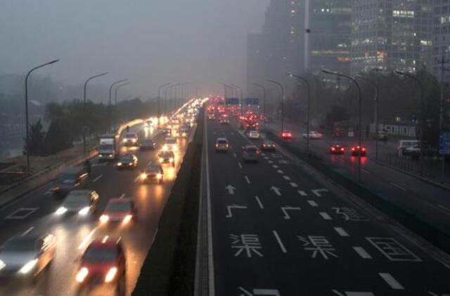 Dėl smogo Pekine atšaukta šimtai lėktuvų skrydžių