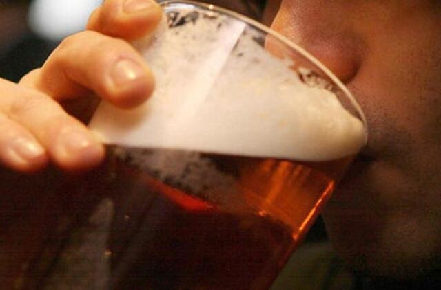 Didžioji Britanija: geriama daugiau, rūkoma mažiau