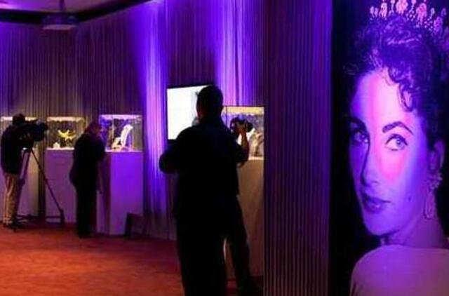 Elizabeth Taylor drabužiai aukcione parduoti už rekordinę sumą