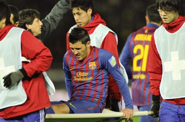 "FC Barcelona" puolėjui Davidui Villai lūžo koja