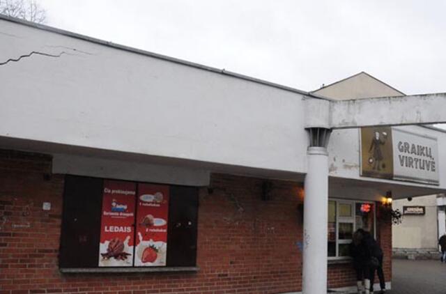 Įtrūkusi siena gąsdina miestiečius