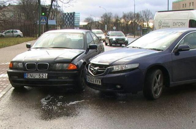 Kai du važiuoja "per žalią", eismas stoja