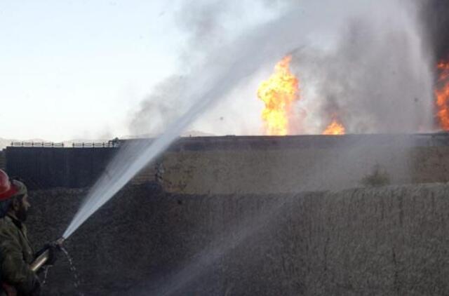 Pakistane susprogdinti mažiausiai 22 NATO benzinvežiai