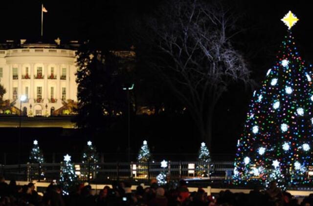 Prie Baltųjų rūmų įžiebta Kalėdų eglė