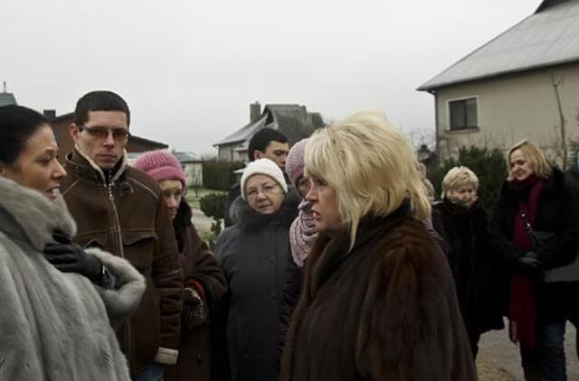 Prie Kedžių namų laukiama atvykstančios Laimutės Stankūnaitės