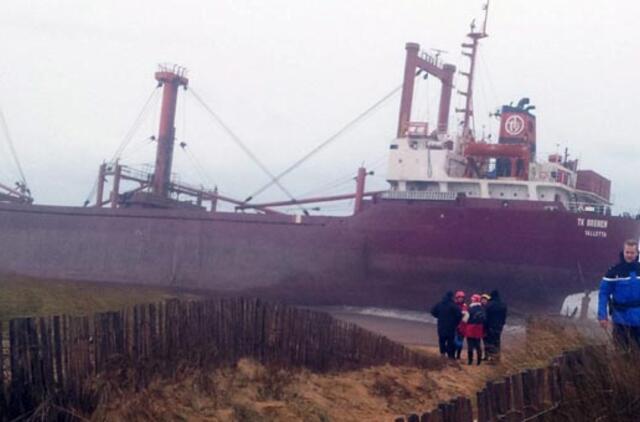 Prie Prancūzijos krantų ant seklumos užplaukė krovininis laivas, iš jo liejasi kuras