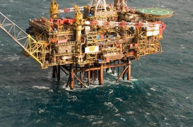 Rusijoje apvirto naftos platforma, yra aukų