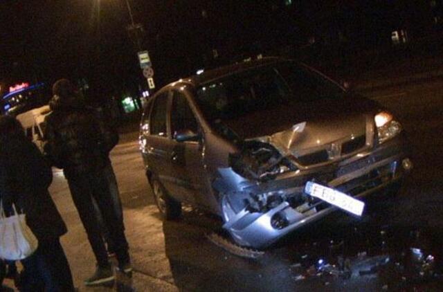 Sankryžoje "Mercedes" paskubėjo be reikalo