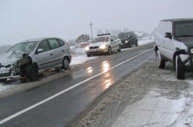 Sniegas keliuose: avarija veja avariją