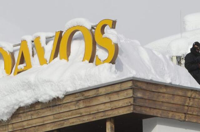 Besirengdami Pasaulio ekonomikos forumui Šveicarijos kariai kovoja su sniegu