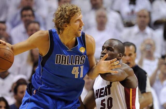 Dirkas Nowitzkis pavijo Arvydą Sabonį