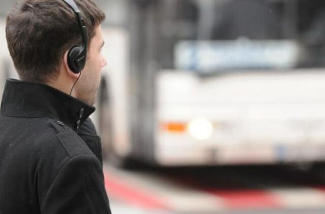Gatvėje su ausinuku: nelaimė skambant muzikai?