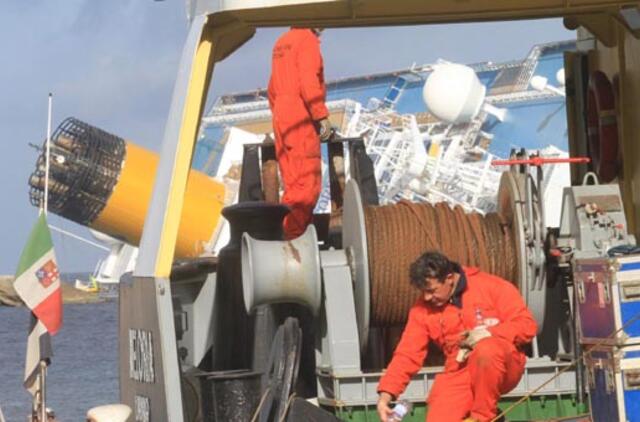 Iš "Costa Concordia" pradedamas pumpuoti kuras