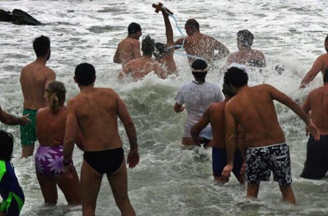 Minėdami Kristaus apsireiškimo šventę, stačiatikiai murkdėsi vandenyje