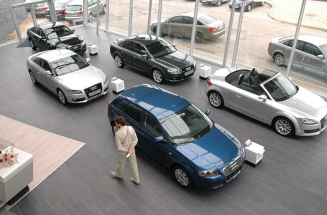 Naujų automobilių pardavimai Europoje krenta ketvirtus metus iš eilės