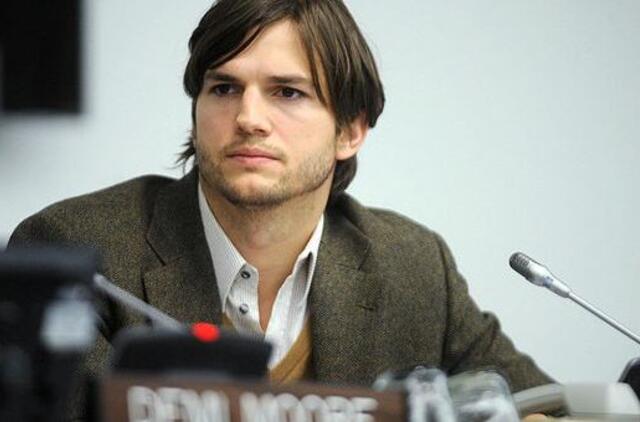 Nežinomas programišius įsilaužė į Ashtono Kutcherio profilį socialiniame tinklapyje  "Twitter"