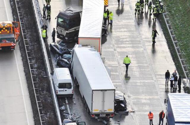 Per masinę autoavariją Vokietijoje susidūrė 40 automobilių