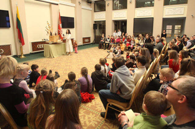 Prezidentūra, tęsdama Atvirų erdvių renginius, pakvietė vaikus į spektaklį