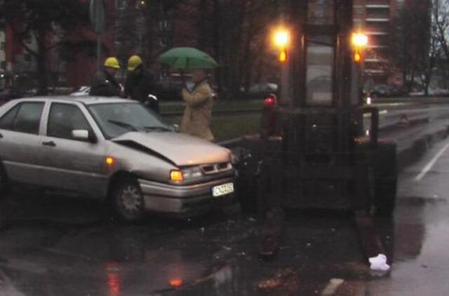 Sankryžoje automobilis trenkėsi į krautuvą