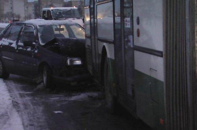 Slidžia gatve važiavo per arti autobuso
