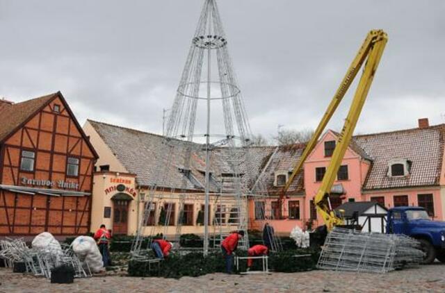 Teatro aikštėje "ištirpo" Kalėdų eglė