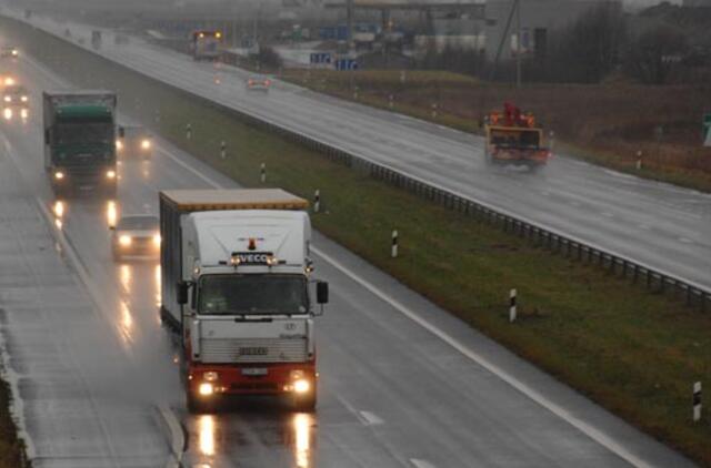 Valstybinės reikšmės keliai vietomis slidūs